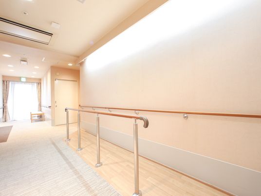 廊下の手すりと明るさ