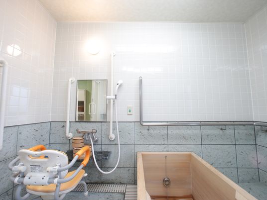 バリアフリー設計の浴室