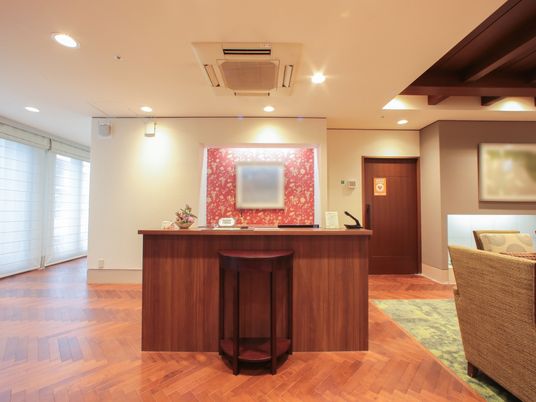 明るいエントランスの風景