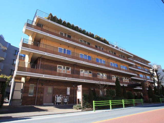 多階層の建物の外観