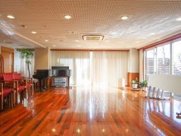 明るいラウンジエリア