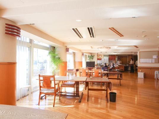 広いミーティングルームには大きなテーブルと椅子が複数設置してある。窓に沿うように配置してあるので、明るい場所で過ごすことができる。