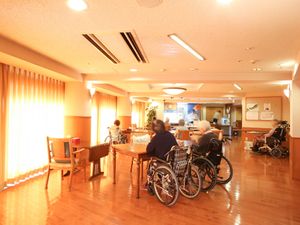 明るい共用ダイニング空間