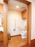 部屋のトイレは、スライド式のドアで、車椅子での利用も余裕なほどの広さがある。また呼び出しベルも完備されている。
