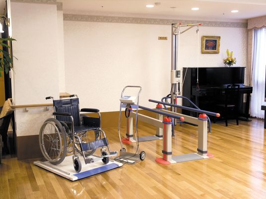 機能訓練の設備が整った部屋