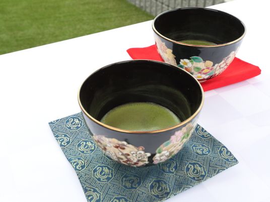 抹茶が入った和風の茶碗