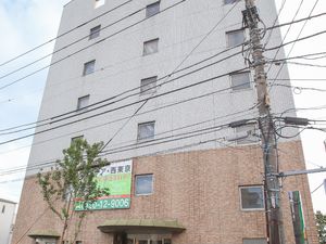 多階建ての建物正面図