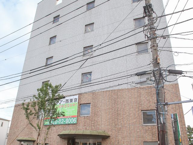 多階建ての建物正面図 外観 静かな街並みに佇む機能的な建物です。周囲には緑も見られ、快適な環境が広がっています。