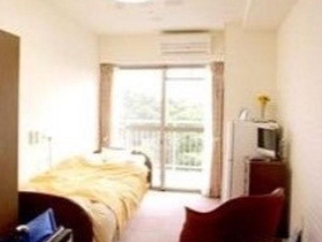 明るい個室の居住空間 居室 窓から自然光が差し込む快適な居室です。椅子やベッドが配され、落ち着いた時間を過ごせることでしょう。