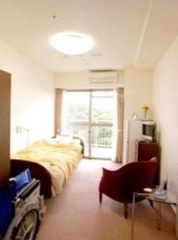 明るい個室の居住空間 居室 窓から自然光が差し込む快適な居室です。椅子やベッドが配され、落ち着いた時間を過ごせることでしょう。