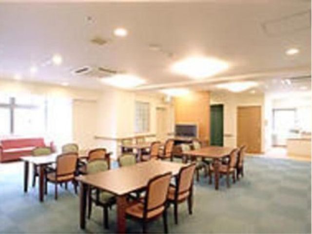 広々とした明るい食堂 食堂 ゆったりと配置されたテーブルセットが印象的な食堂です。どなたもくつろぎながら食事を楽しめる設計となっています。