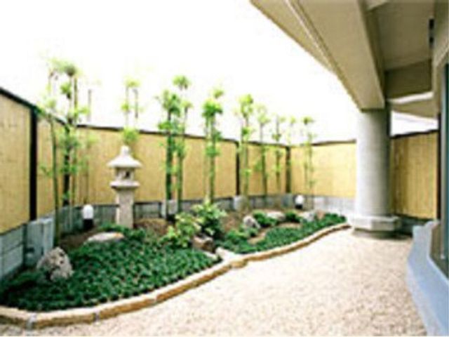 緑豊かな中庭 屋上庭園 ぬくもりを感じる中庭で、居心地の良い時間を過ごせます。ゆったりとした空間でリフレッシュしませんか。