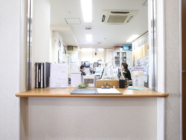 清潔感ある受付エリア 事務室 明るく清潔な受付には、スタッフが笑顔で対応中です。快適な環境で職務にあたることができます。