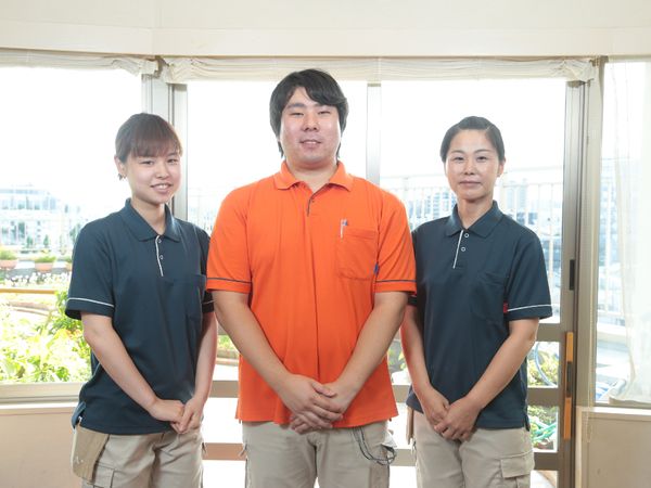 明るい表情のスタッフ三人