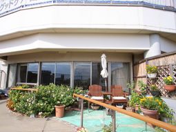 花に囲まれた明るいテラス