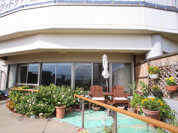 花に囲まれた明るいテラス