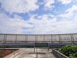 空とベンチのあるテラス