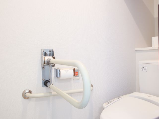安全なトイレ設備 トイレ 安全を配慮した手すり付きのトイレが整っています。利用者の快適さを想像しながら見学できます。