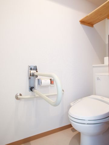安全なトイレ設備 トイレ 安全を配慮した手すり付きのトイレが整っています。利用者の快適さを想像しながら見学できます。