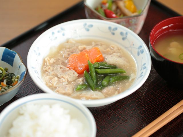 和食風の食事セット 食事１ 栄養バランスを考えた和食メニューが並び、温かさと彩り豊かな食卓を演出しています。