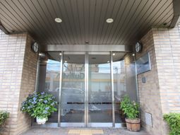 明るいエントランス前面