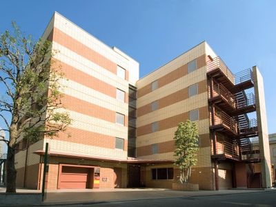 明るい日差しの施設外観