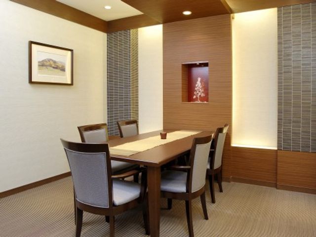 落ち着いた和室食堂 ファミリールーム 木目調の落ち着いた食堂で、ゆったりとした食事の時間を提供します。和の雰囲気の中で、入居者様の心穏やかなひとときを支えます。