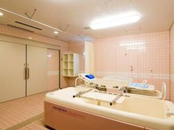 明るい浴室の設備