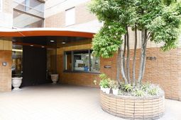 入口と緑の木々