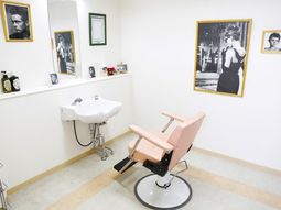 美容室の椅子と洗髪台