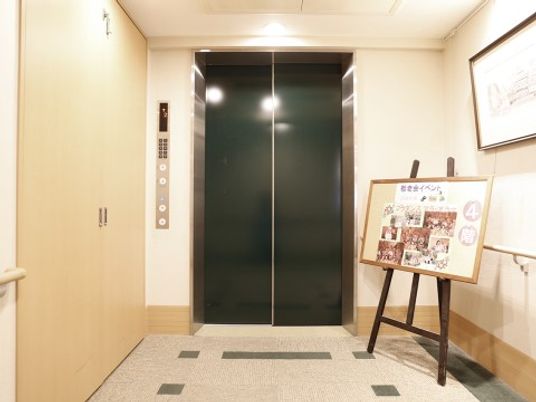 エレベーター前の廊下