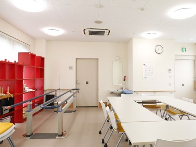 機能訓練室の明るい空間 リハビリルーム２ 機能的なトレーニング機器が設置され、明るく清潔な空間でのリハビリが可能です。利用者の体力維持・向上に役立っています。