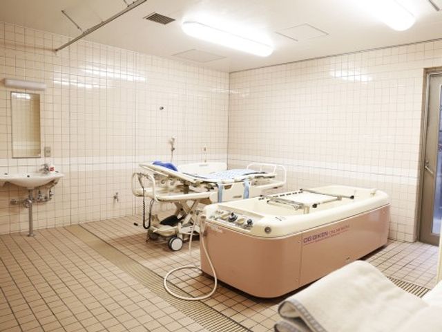 明るく広々とした浴室 機械浴１ 広々としたゆとりのある浴室では、安全かつ快適に身体を清めることができます。サポートが必要な方にも優しい設備が整っています。
