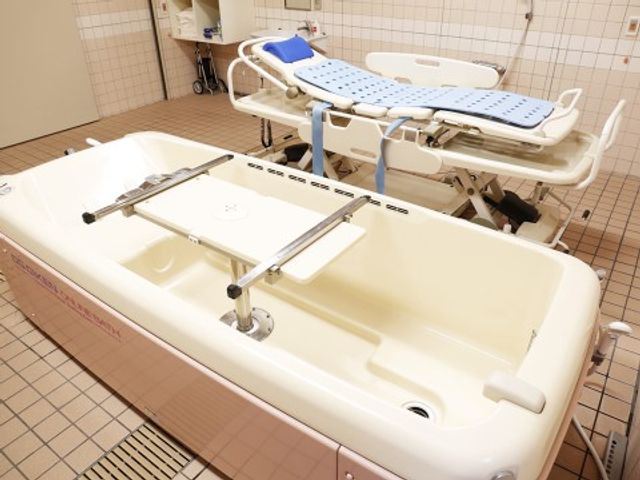 バリアフリー浴槽設備 機械浴２ ゆったりとした空間の浴室で、安全に配慮されたバリアフリーの浴槽が完備されており、心地よいバスタイムを提供します。
