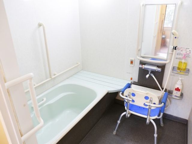 バリアフリー設計の浴室 個浴 各種手すりが完備され、床も滑りにくく工夫されています。安全で快適な入浴をサポートする設備を備えた空間です。