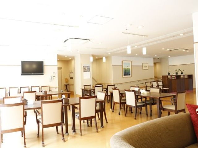 広々とした明るい食堂 食堂 ゆったりとした空間で日々の食事を楽しむことができます。多目的に利用可能なテレビ付きの食堂です。