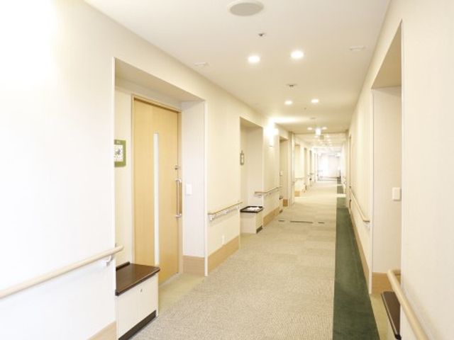 明るい廊下と部屋の扉 廊下 ゆったりとした廊下は明るく清潔感があり、壁には手すりが備わっていますので、ご利用者の移動が安心です。