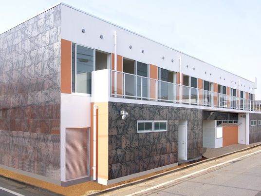 現代的なデザインの建物外観