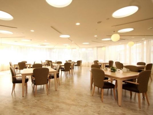 明るい共有ダイニングエリア