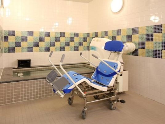 清潔なバリアフリー浴室