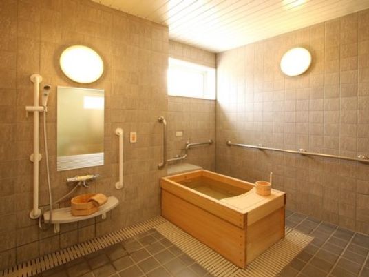 明るい手入れ済浴室