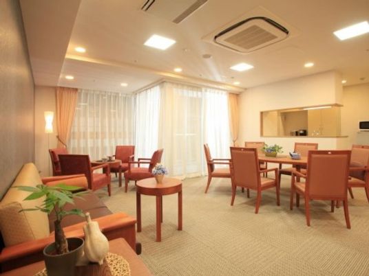 暖かみのあるラウンジ空間