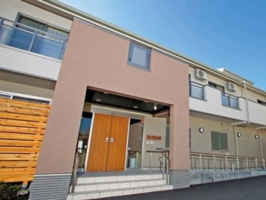 明るい施設のエントランス