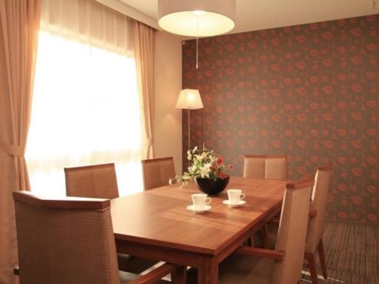 温かみのあるダイニングテーブル