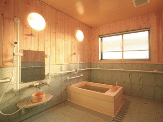 木目調の明るい浴室