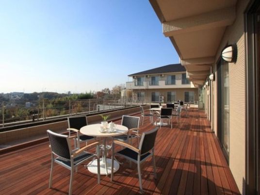 晴れた日の開放的なテラス