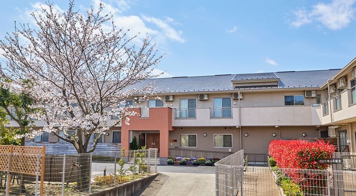 明るいエントランスの建物