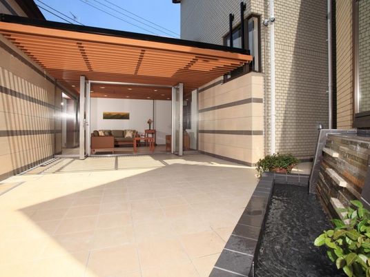 エントランスの開放的な空間