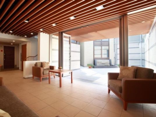 中庭が見えるロビー