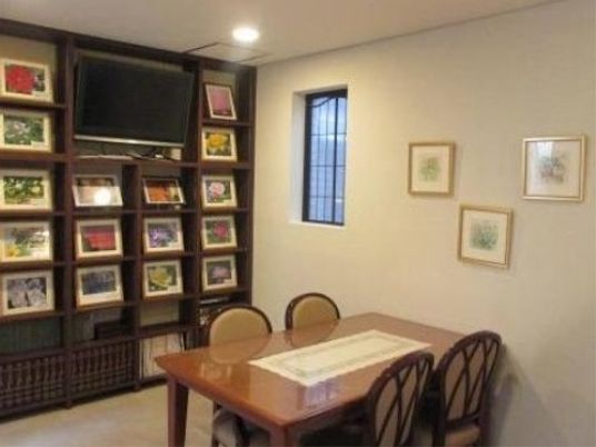 椅子とテーブルのある休憩スペース